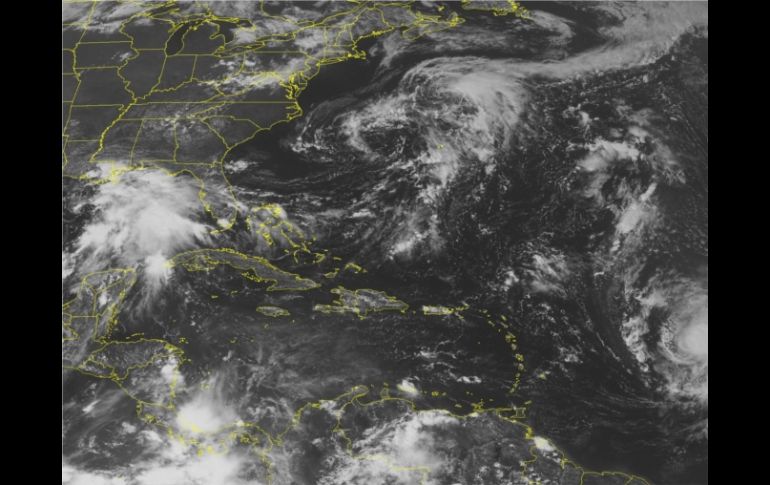 Una baja presión en el Golfo de México tiene potencial de tormenta tropical, mientras Katia sigue su paso. AP  /