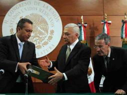 Francisco Blake entrega el informe al Emilio Chuayffet; los acompaña José González Morfín. EL UNIVERSAL  /