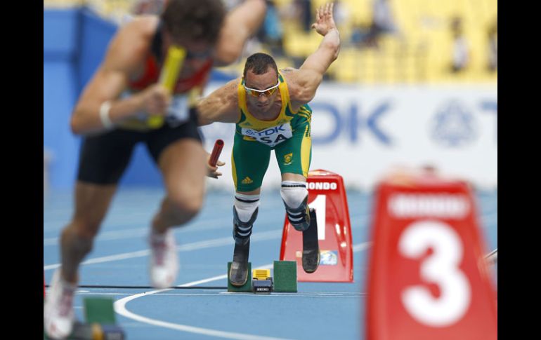 Oscar Pistorius, fue el primer relevo para Sudáfrica. Este equipo logró ayer en esta prueba un récord nacional para su país. EFE  /