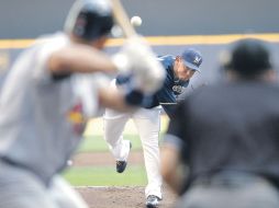 Yovani Gallardo, al momento de enfrentar a Pujols, quien le conectó un jonrón solitario en el primer rollo. AFP  /