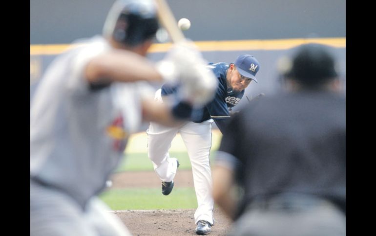 Yovani Gallardo, al momento de enfrentar a Pujols, quien le conectó un jonrón solitario en el primer rollo. AFP  /