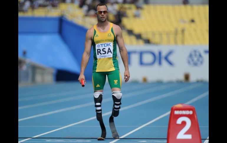 Oscar Pistorius, que corre con prótesis de fibra de carbono en las dos piernas, sí participó en las semifinales. AFP  /