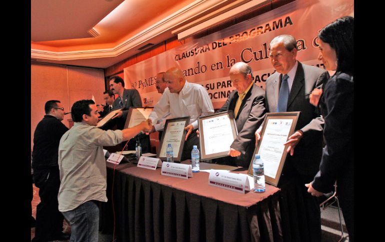 Durante la entrega de documentos de la Norma Oficial Mexicana (NOM 251 SSA) en las prácticas de higiene. S. NÚÑEZ  /