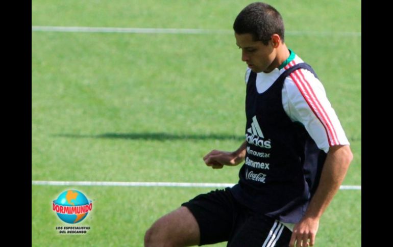 El delantero mexicano, Javier Chicharito Hernández, durante sesión de entrenamiento en Varsovia. EFE  /