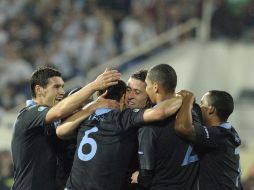 Los jugadores ingleses celebran después de anotar un gol durante el partido clasificatorio. EFE  /