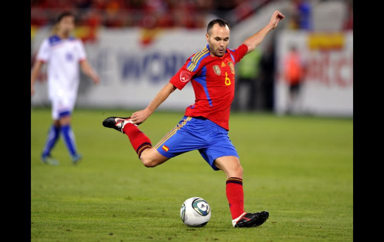 Andrés Iniesta durante el encuentro contra Chile. AFP  /