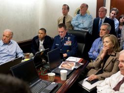 Un selecto grupo acompañó a Obama a ver la captura de Osama, la noche del 1 de mayo. EFE  /