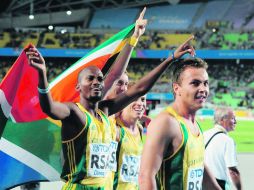 El equipo de relevo 4x400 metros de Sudáfrica celebra tras cruzar la meta en segundo lugar. AFP  /