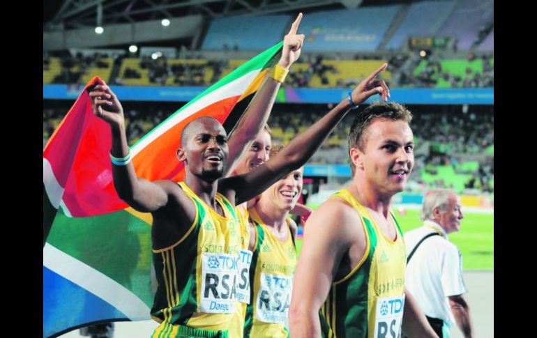 El equipo de relevo 4x400 metros de Sudáfrica celebra tras cruzar la meta en segundo lugar. AFP  /