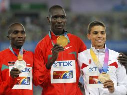 Los medallistas de la prueba de mil 500 metros muestran su premio. REUTERS  /