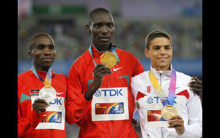 Los medallistas de la prueba de mil 500 metros muestran su premio. REUTERS  /