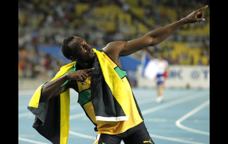 Usain Bolt celebra en la pista de carreras la victoria en la prueba de 200 metros. EFE  /