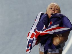 La australiana celebra su victoria y abraza su bandera en los Mundiales de Atletismo. REUTERS  /