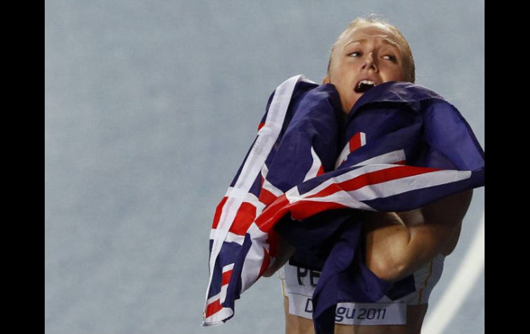 La australiana celebra su victoria y abraza su bandera en los Mundiales de Atletismo. REUTERS  /