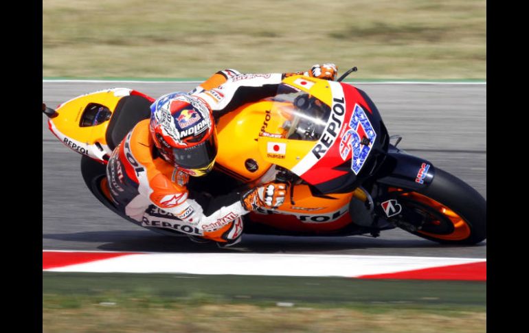 El australiana Casey Stoner gana la 'pole' con un tiempo de 1:33,138. REUTERS  /