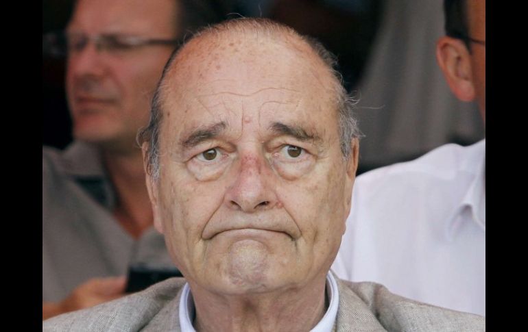 Chirac parecía en buena forma física cuando fue fotografiado bebiendo piña colada en Saint Tropez. REUTERS  /