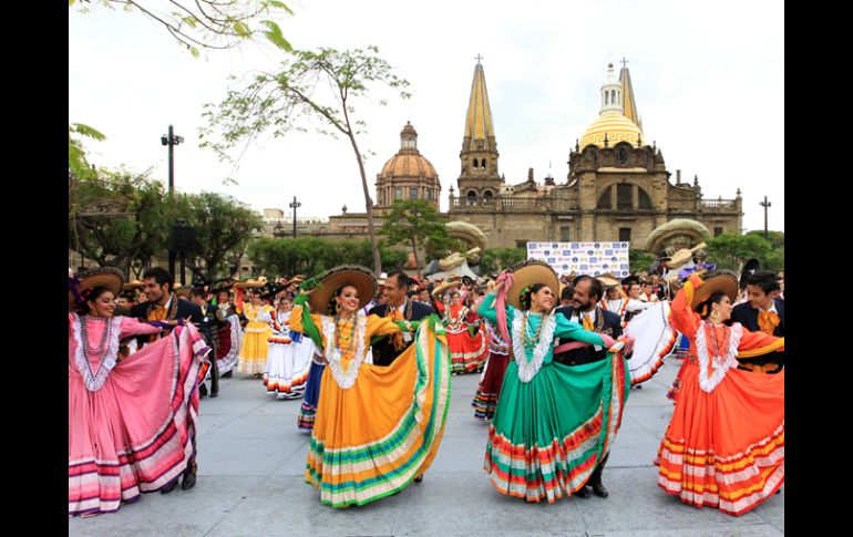 Tras lucirse en el zapateado, los participantes se toman la foto oficial con validadores del récord mundial. M FREYRIA  /