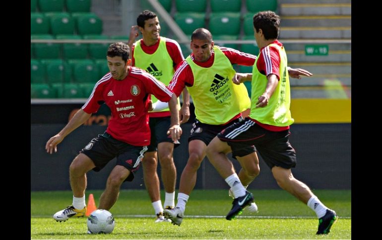 Jugadores de la Selección Mexicana, durante sesión de entrenamiento en Varsovia, Polonia. MEXSPORT  /