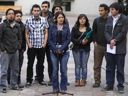 Estudiantes hablan a la prensa en el palacio de gobierno después de la celebración de una reunión con Piñera. AP  /