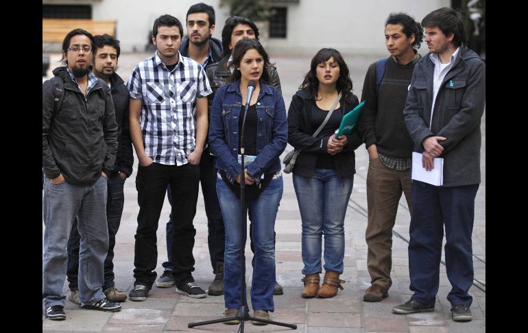 Estudiantes hablan a la prensa en el palacio de gobierno después de la celebración de una reunión con Piñera. AP  /