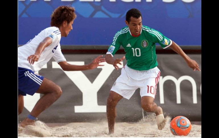 El jugador de la Selección Mexicana, Gustavo Rosales (d), durante encuentro ante Japón en Ravenna, Italia. MEXSPORT  /