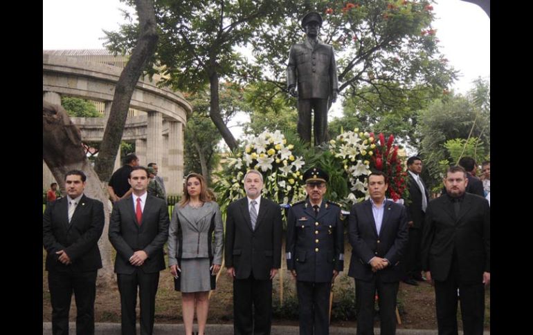 Al pie de la estatua del General García Barragán, se montó una guardia de honor. ESPECIAL  /