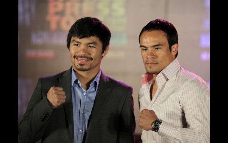 Juan Manuel Márquez (d) durante una promoción para el desquite con el filipino Manny Pacquiao (i). EFE  /