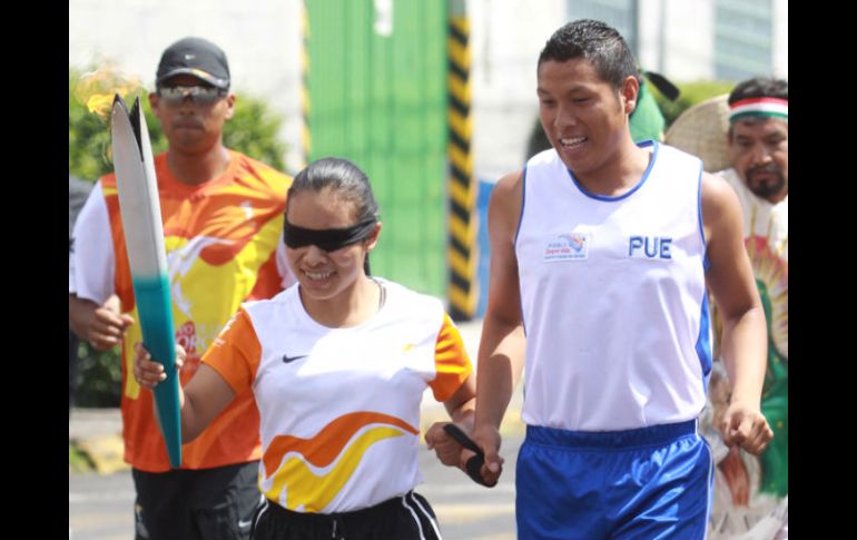 Hasta ahora, varios deportistas y distintas personalidades de la política han llevado la antorcha en su recorrido por el país. NOTIMEX  /