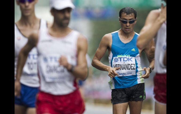 El mexicano Edgar Hernández compitiendo durante la prueba de 50 km. marcha del mundial de atletismo en Daegu. EFE  /