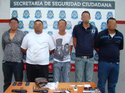 Elementos de Seguridad decomisaron a los detenidos tres pistolas de diferentes calibres, tres cartuchos y cuatro radios. M. PATIÑO.  /