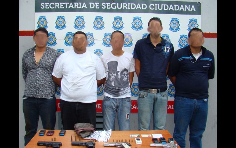 Elementos de Seguridad decomisaron a los detenidos tres pistolas de diferentes calibres, tres cartuchos y cuatro radios. M. PATIÑO.  /