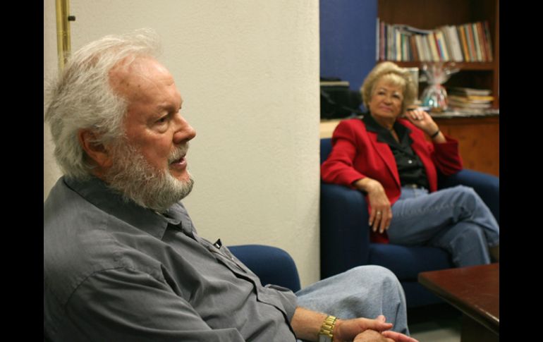 Phil Weigand, en la imagen con su esposa Arcelia García, compañera y cómplice de sus pasiones intelectuales. ARCHIVO  /