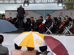 Concierto pasado por lluvia el que dio la Orquesta Juvenil de Zapopan, en la Plaza Bicentenario. A. HINOJOSA  /