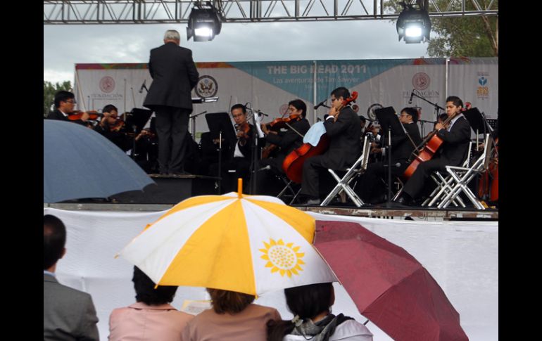 Concierto pasado por lluvia el que dio la Orquesta Juvenil de Zapopan, en la Plaza Bicentenario. A. HINOJOSA  /