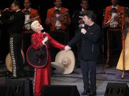 Los cantantes Mijares y Yuri se presentaron anoche en el Auditorio Telmex. S. NÚÑEZ  /