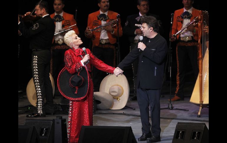 Los cantantes Mijares y Yuri se presentaron anoche en el Auditorio Telmex. S. NÚÑEZ  /