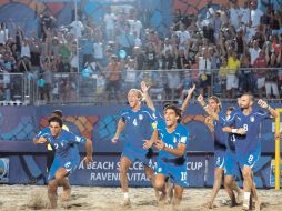 Los italianos festejan su segundo triunfo al hilo por la vía de los penales; ayer vencieron a Senegal. MEXSPORT  /