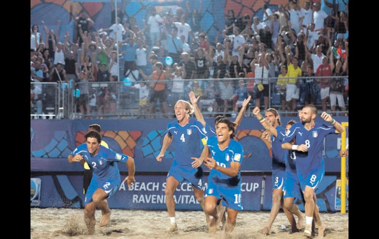 Los italianos festejan su segundo triunfo al hilo por la vía de los penales; ayer vencieron a Senegal. MEXSPORT  /