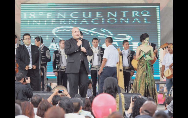 Enrique Alfaro, alcalde de Tlajomulco, encabezó la apertura del malecón. E. PACHECO  /