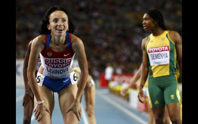 Savinova festeja su llegada en primer lugar en la prueba de 800 metros, a su derecha está la Semenya ganadora de la plata. REUTERS  /