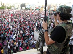 Un rebelde libio vigila durante la manifestacion contra el huido Gadhafi, celebrada en la plaza de los Mártires. EFE  /