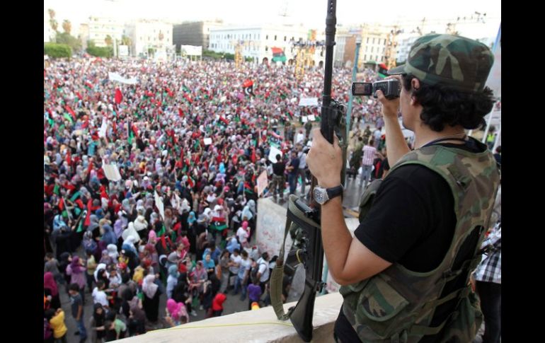 Un rebelde libio vigila durante la manifestacion contra el huido Gadhafi, celebrada en la plaza de los Mártires. EFE  /