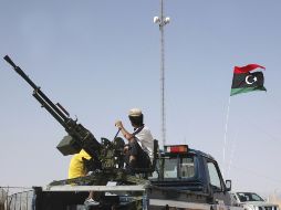 Milicianos rebeldes libios toman una antena de comunicación a la entrada de Bani Walid. EFE  /