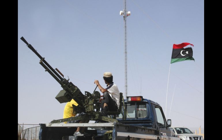 Milicianos rebeldes libios toman una antena de comunicación a la entrada de Bani Walid. EFE  /