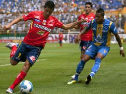 Michel Arroyo (D) de San Luis y Enrique Pérez de Monarcas, durante juego de la semana 3 del Apertura 2011. MEXSPORT  /