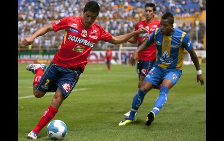 Michel Arroyo (D) de San Luis y Enrique Pérez de Monarcas, durante juego de la semana 3 del Apertura 2011. MEXSPORT  /