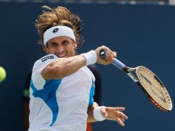 El tenista español David Ferrer devuelve una bola al alemán Florian Mayer, durante el partido de tercera ronda del US Open. AP  /