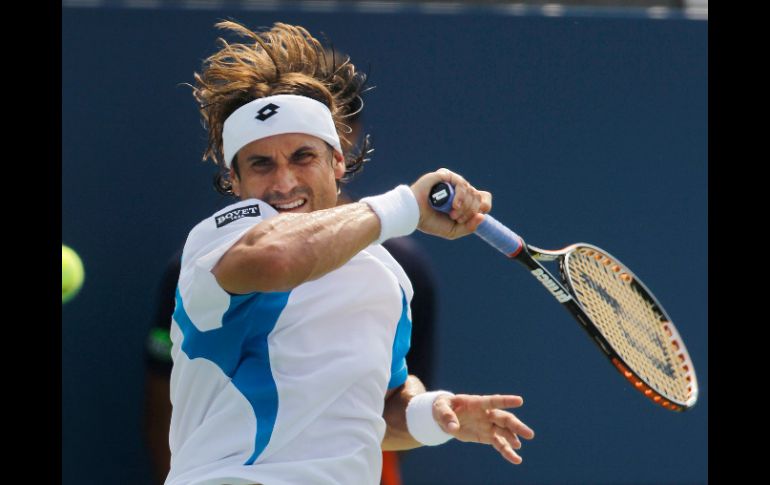 El tenista español David Ferrer devuelve una bola al alemán Florian Mayer, durante el partido de tercera ronda del US Open. AP  /