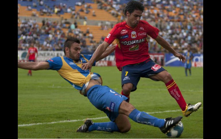 Christian Sanchez (I) de San Luis y Rafael Marquez de Monarcas, durante juego de la semana 3 del Apertura 2011. MEXSPORT  /