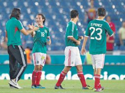 Andrés Guardado (centro) es felicitado por su anotación, al finalizar el duelo entre México y Chile. MEXSPORT  /